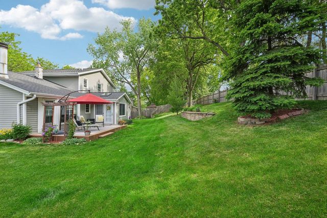 1009 Canterbury LANE, Waukesha, WI 53188