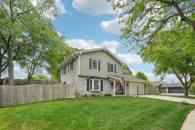 1009 Canterbury LANE, Waukesha, WI 53188