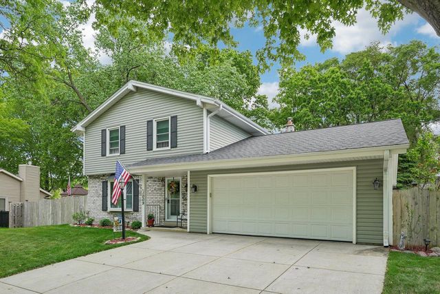 1009 Canterbury LANE, Waukesha, WI 53188