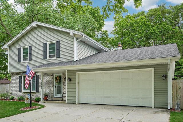 1009 Canterbury LANE, Waukesha, WI 53188
