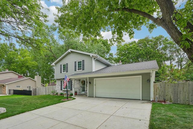 1009 Canterbury LANE, Waukesha, WI 53188