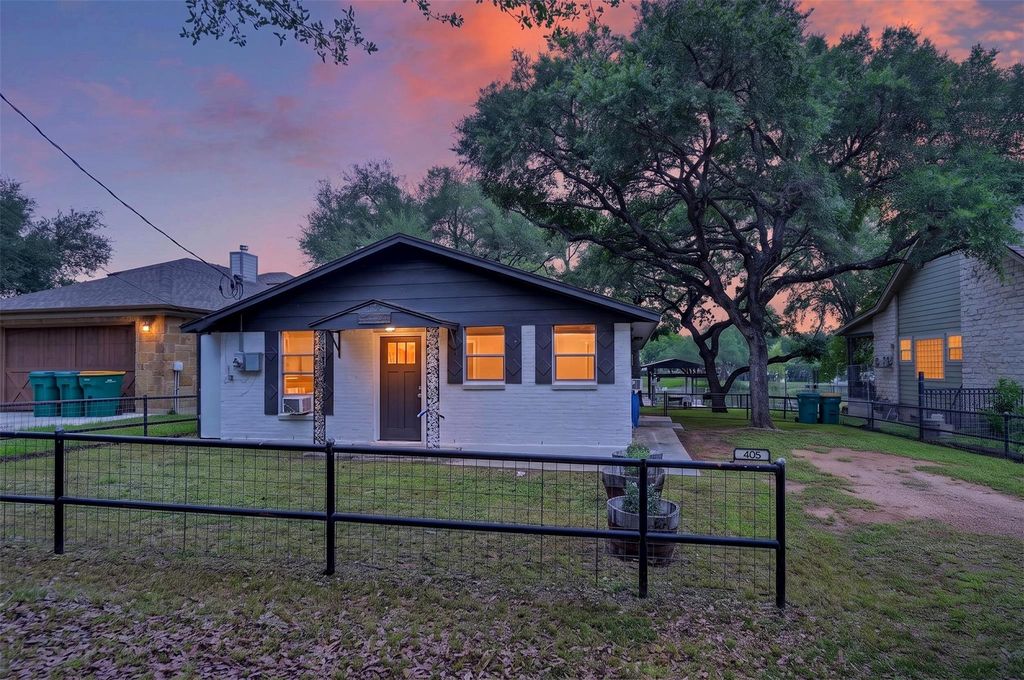 405 Robin Hood LN, Granite Shoals, TX 78654