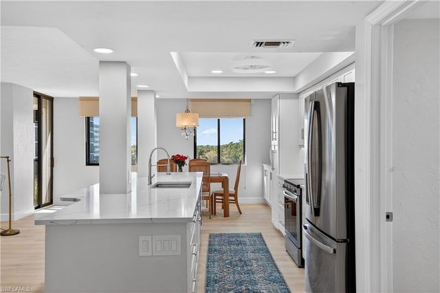 15 Bluebill AVE # 301, Naples, FL 34108