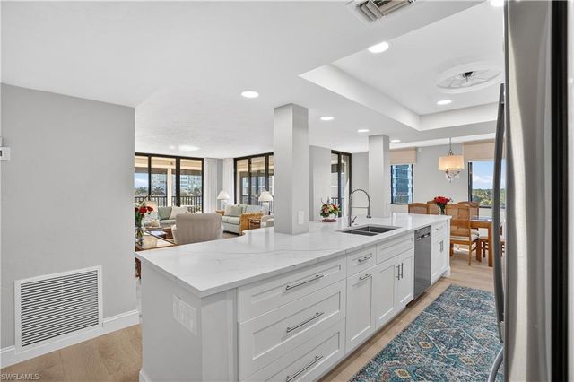 15 Bluebill AVE # 301, Naples, FL 34108