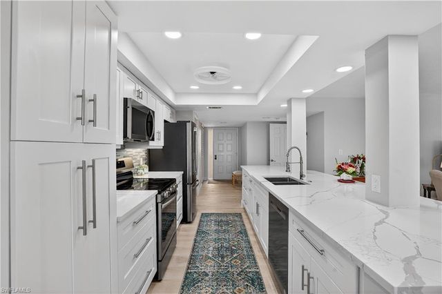 15 Bluebill AVE # 301, Naples, FL 34108