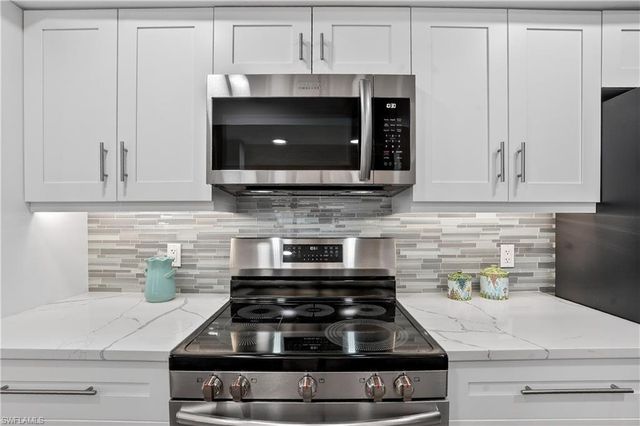 15 Bluebill AVE # 301, Naples, FL 34108