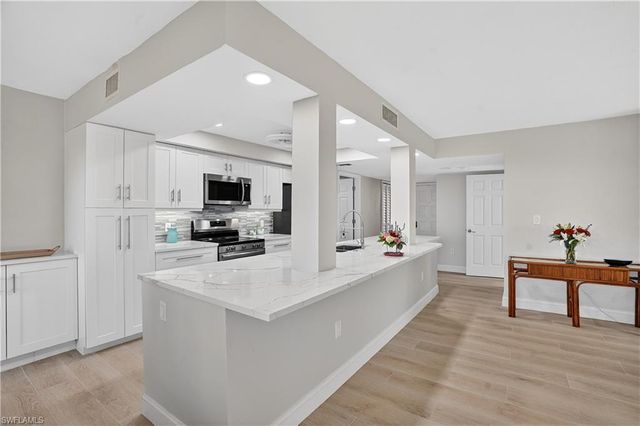 15 Bluebill AVE # 301, Naples, FL 34108