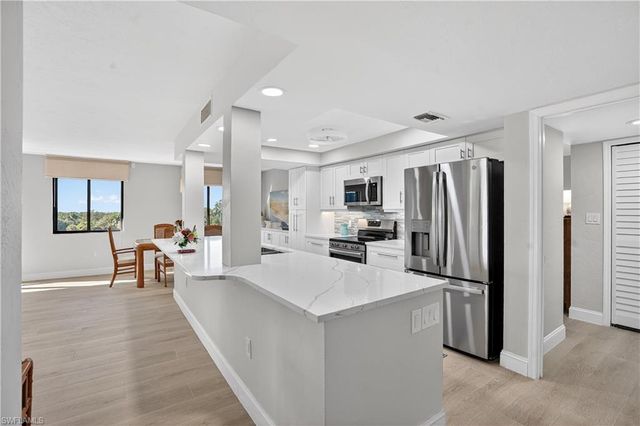 15 Bluebill AVE # 301, Naples, FL 34108