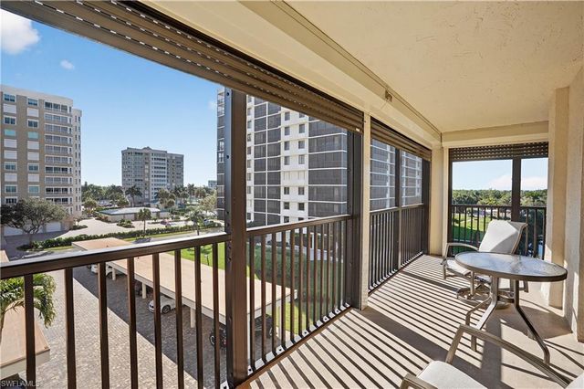 15 Bluebill AVE # 301, Naples, FL 34108