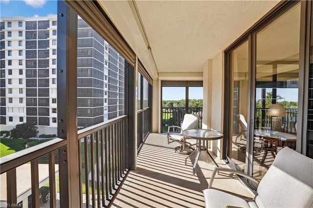 15 Bluebill AVE # 301, Naples, FL 34108