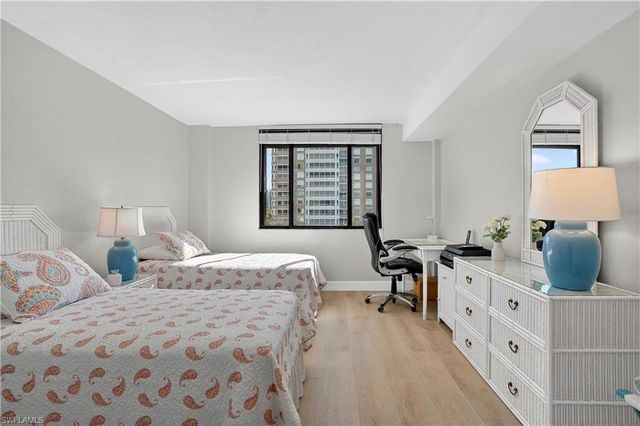 15 Bluebill AVE # 301, Naples, FL 34108