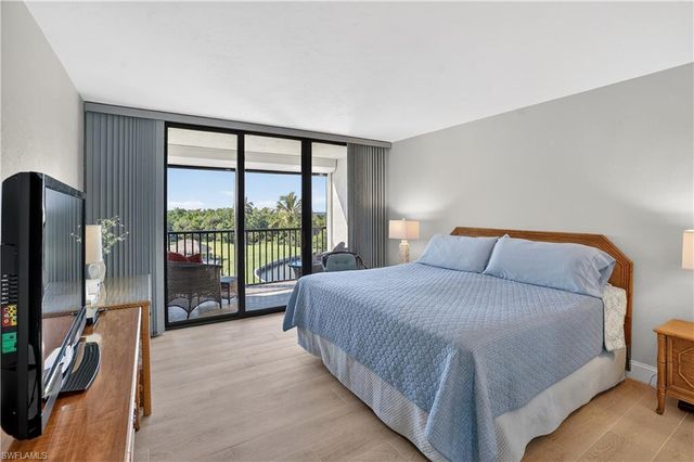 15 Bluebill AVE # 301, Naples, FL 34108