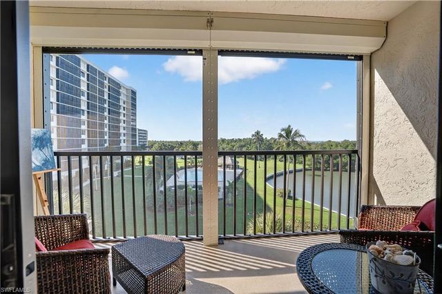 15 Bluebill AVE # 301, Naples, FL 34108