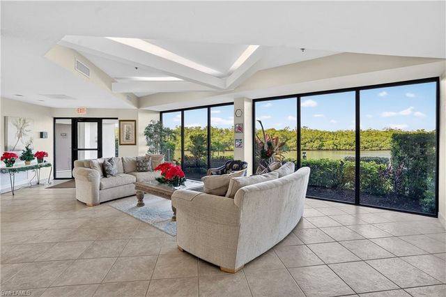 15 Bluebill AVE # 301, Naples, FL 34108