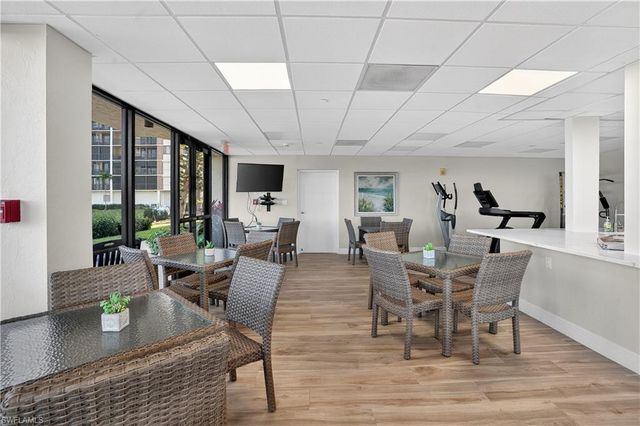 15 Bluebill AVE # 301, Naples, FL 34108