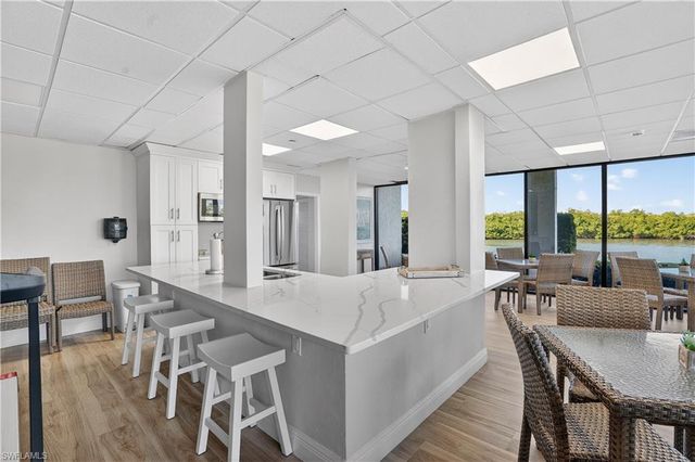 15 Bluebill AVE # 301, Naples, FL 34108