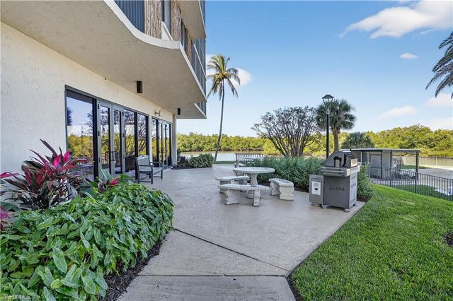 15 Bluebill AVE # 301, Naples, FL 34108