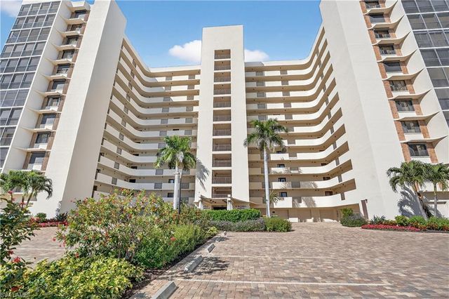 15 Bluebill AVE # 301, Naples, FL 34108