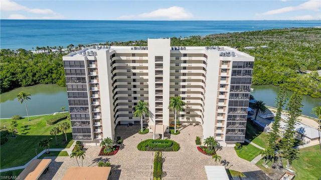 15 Bluebill AVE # 301, Naples, FL 34108