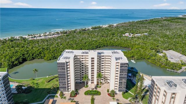 15 Bluebill AVE # 301, Naples, FL 34108