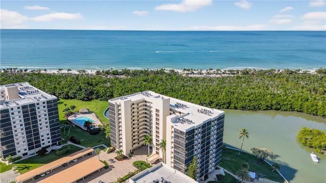 15 Bluebill AVE # 301, Naples, FL 34108