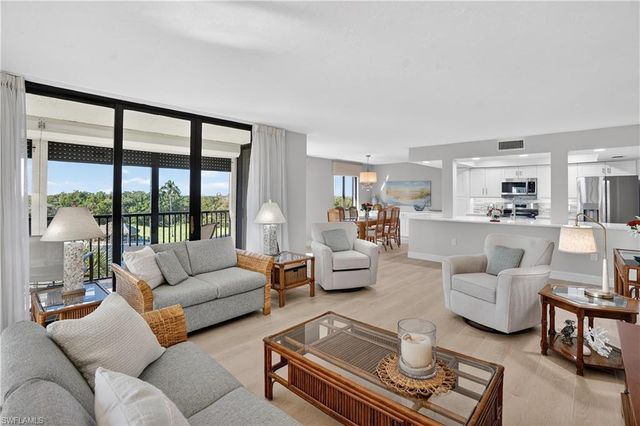 15 Bluebill AVE # 301, Naples, FL 34108