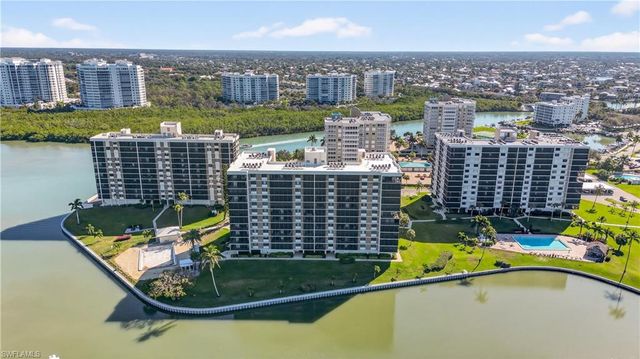 15 Bluebill AVE # 301, Naples, FL 34108