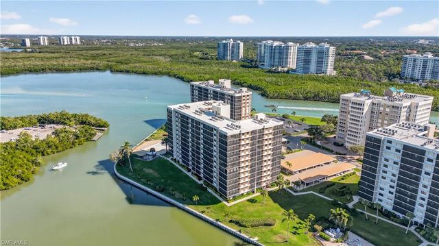 15 Bluebill AVE # 301, Naples, FL 34108