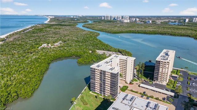 15 Bluebill AVE # 301, Naples, FL 34108