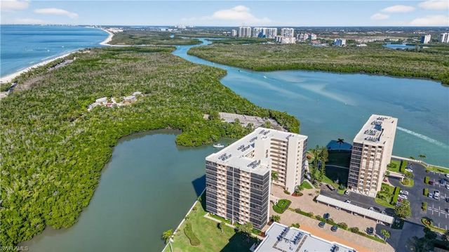 15 Bluebill AVE # 301, Naples, FL 34108