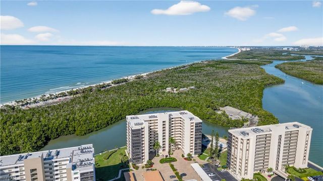 15 Bluebill AVE # 301, Naples, FL 34108