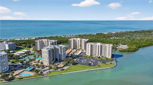 15 Bluebill AVE # 301, Naples, FL 34108