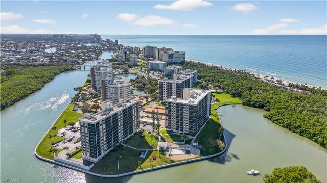 15 Bluebill AVE # 301, Naples, FL 34108