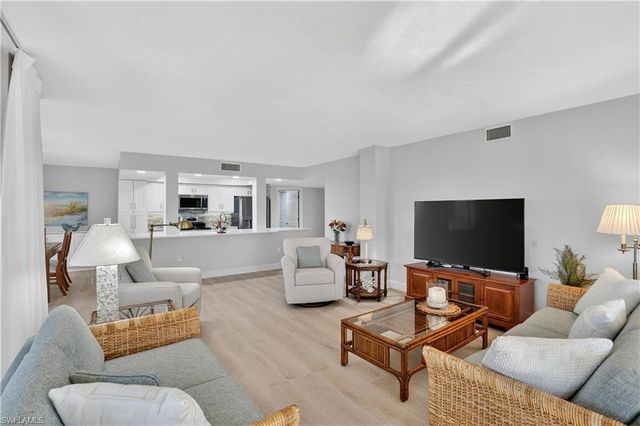 15 Bluebill AVE # 301, Naples, FL 34108