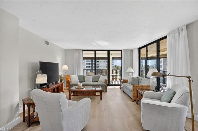 15 Bluebill AVE # 301, Naples, FL 34108