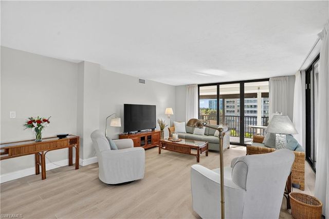 15 Bluebill AVE # 301, Naples, FL 34108