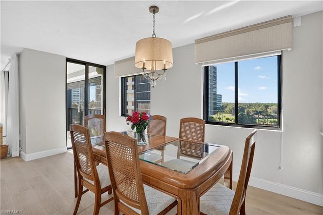 15 Bluebill AVE # 301, Naples, FL 34108