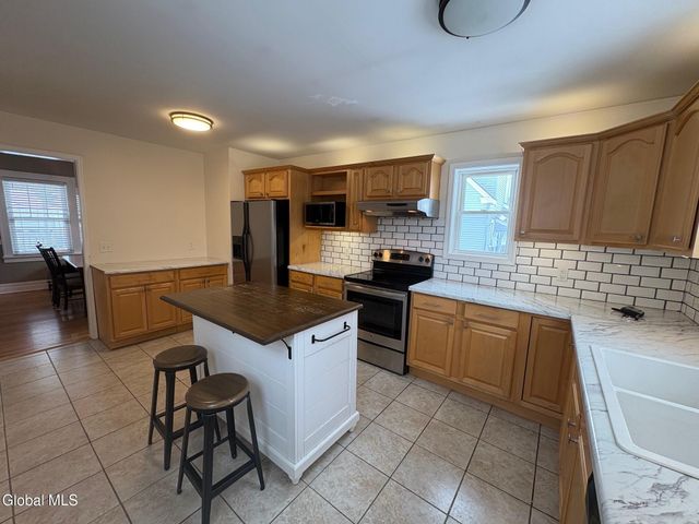 2 Hampton Avenue, East Greenbush, NY 12144