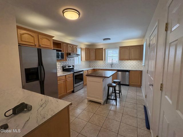 2 Hampton Avenue, East Greenbush, NY 12144