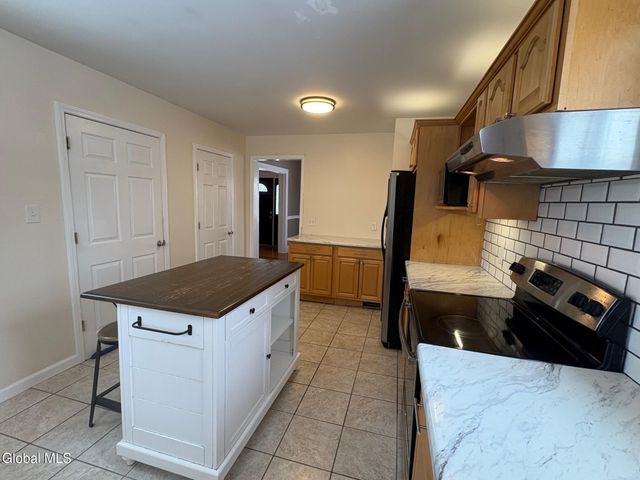 2 Hampton Avenue, East Greenbush, NY 12144