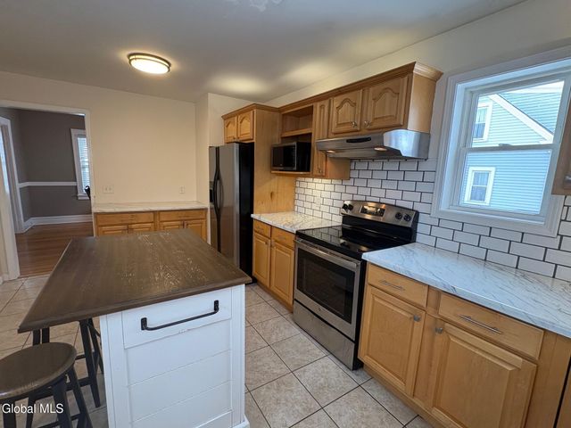 2 Hampton Avenue, East Greenbush, NY 12144