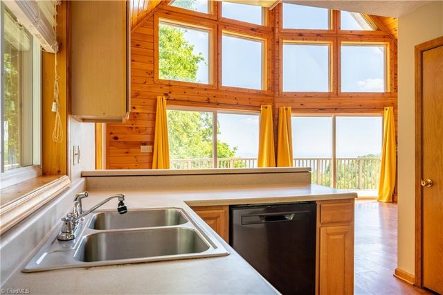10 Doe Valley Drive, Copper Hill, VA 24079