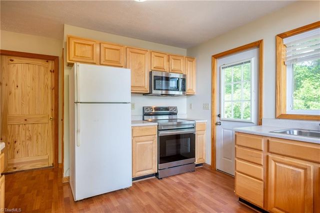 10 Doe Valley Drive, Copper Hill, VA 24079
