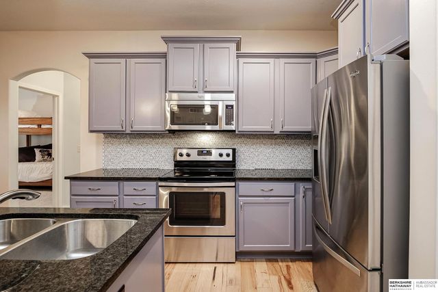 18301 Dewey Avenue, Elkhorn, NE 68022