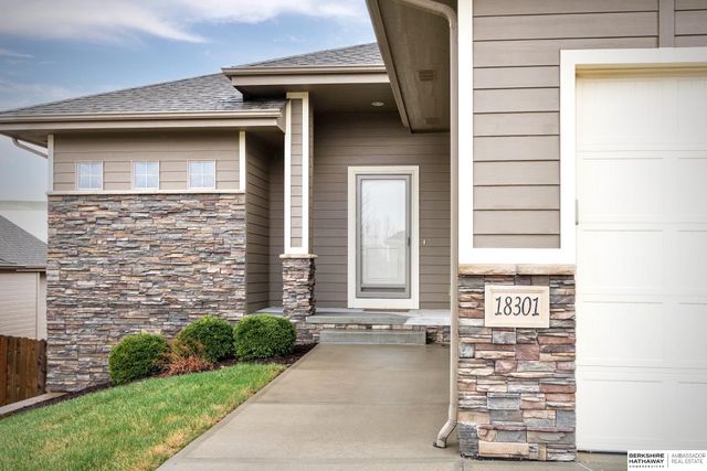18301 Dewey Avenue, Elkhorn, NE 68022