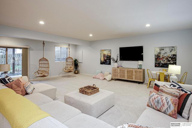 18301 Dewey Avenue, Elkhorn, NE 68022