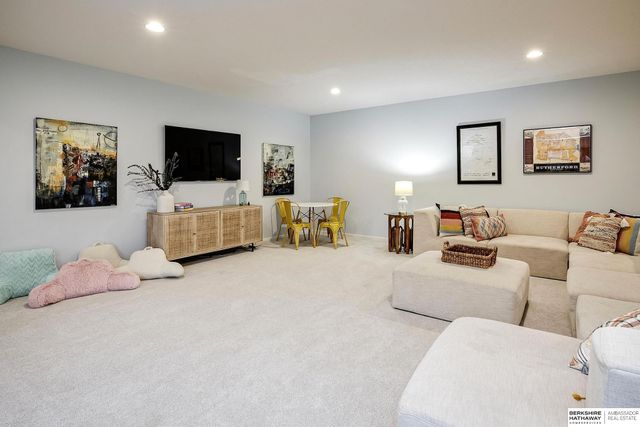 18301 Dewey Avenue, Elkhorn, NE 68022