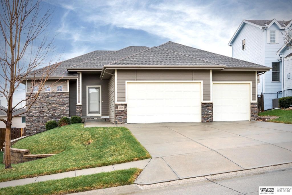 18301 Dewey Avenue, Elkhorn, NE 68022
