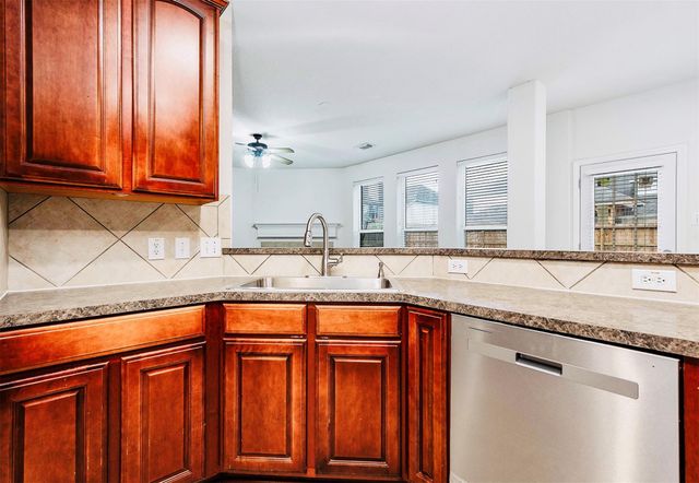 2032 Creek Shore Lane, Pearland, TX 77581