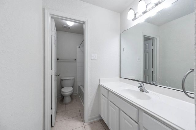 2032 Creek Shore Lane, Pearland, TX 77581